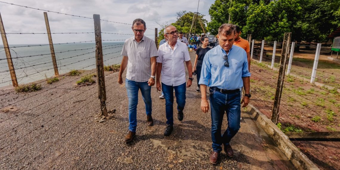 Cícero acompanha estudos para estabilização da barreira do Cabo Branco