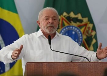 Lula anuncia política de reajuste do salário mínimo e isenção de IR