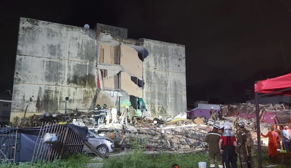 Adolescente e homem morrem após edifício desabar em Olinda; cinco pessoas estão desaparecidas