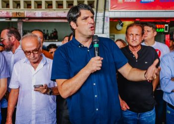 Leo Bezerra autoriza reforma no mercado de Mangabeira e entrega reforma de escola