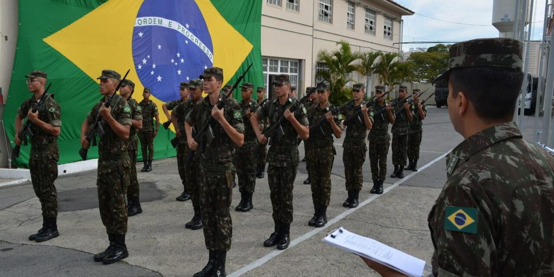 Comandante do Exército Brasileiro reabre redes sociais, mas força ainda enfrenta críticas agressivas dos internautas