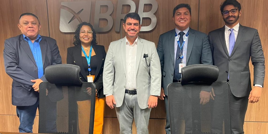 Dinho trata com presidente do BRB sobre liberação de recursos para nova sede da Câmara