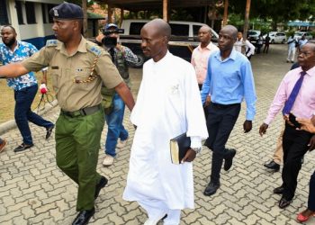 Polícia prende pastor que escondia cem fiéis em jejum no Quênia