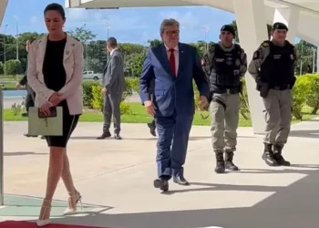 “O que queremos é que a reforma tributária seja justa” diz João Azevêdo ao chegar no Encontro com Governadores