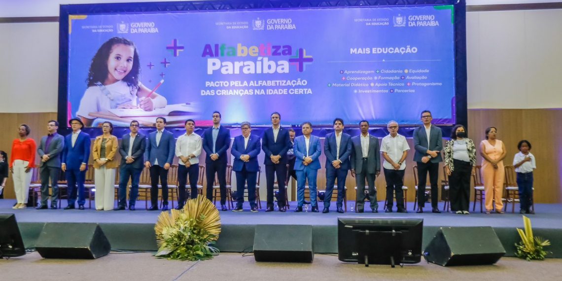 Cícero Lucena participa de lançamento de programas para alfabetização e retomada de obras na Educação