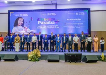 Cícero Lucena participa de lançamento de programas para alfabetização e retomada de obras na Educação