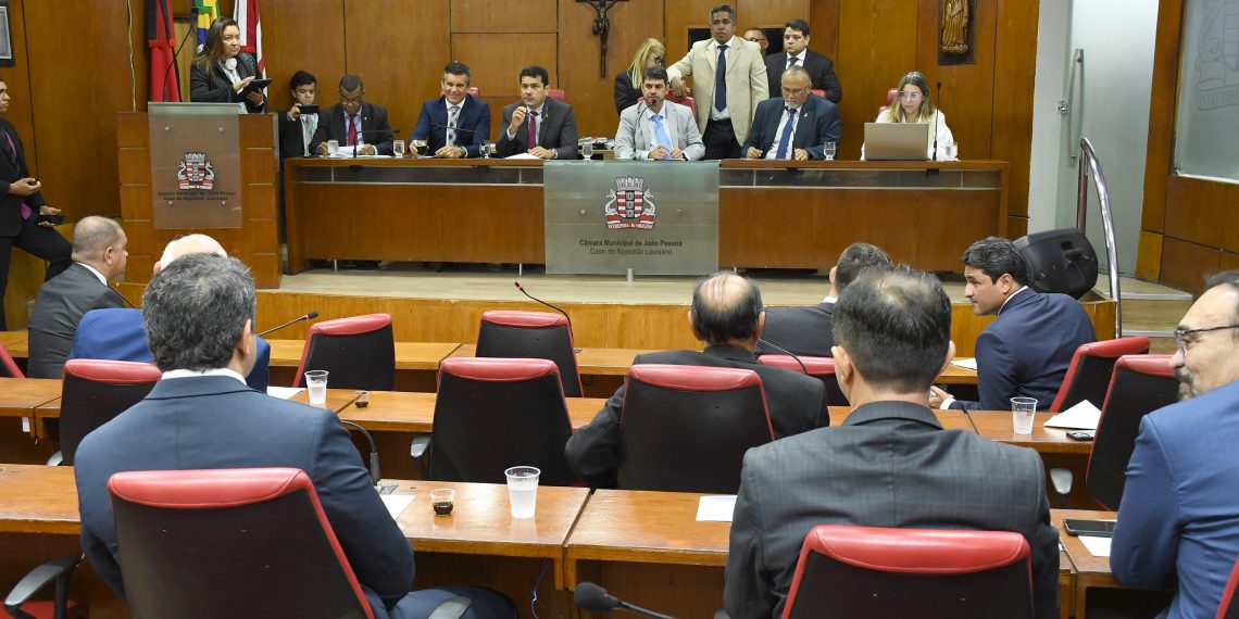 Câmara de João Pessoa aprova projetos que permitem segurança armada em escolas