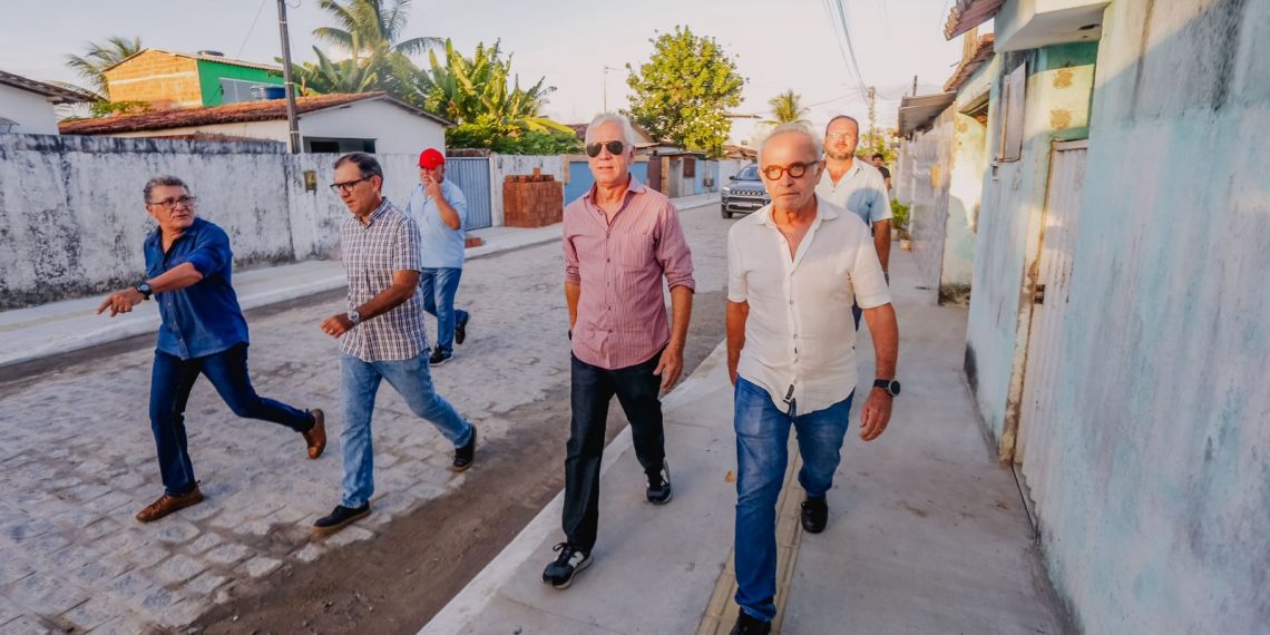 Prefeito entrega pavimentação de mais seis ruas no bairro Colinas do Sul