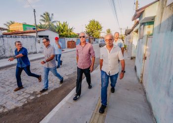 Prefeito entrega pavimentação de mais seis ruas no bairro Colinas do Sul