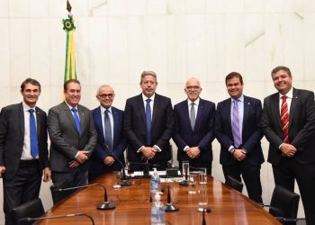 Cícero Lucena se reúne com presidente da Câmara dos Deputados e discute ampliação de recursos para viabilizar o piso da enfermagem
