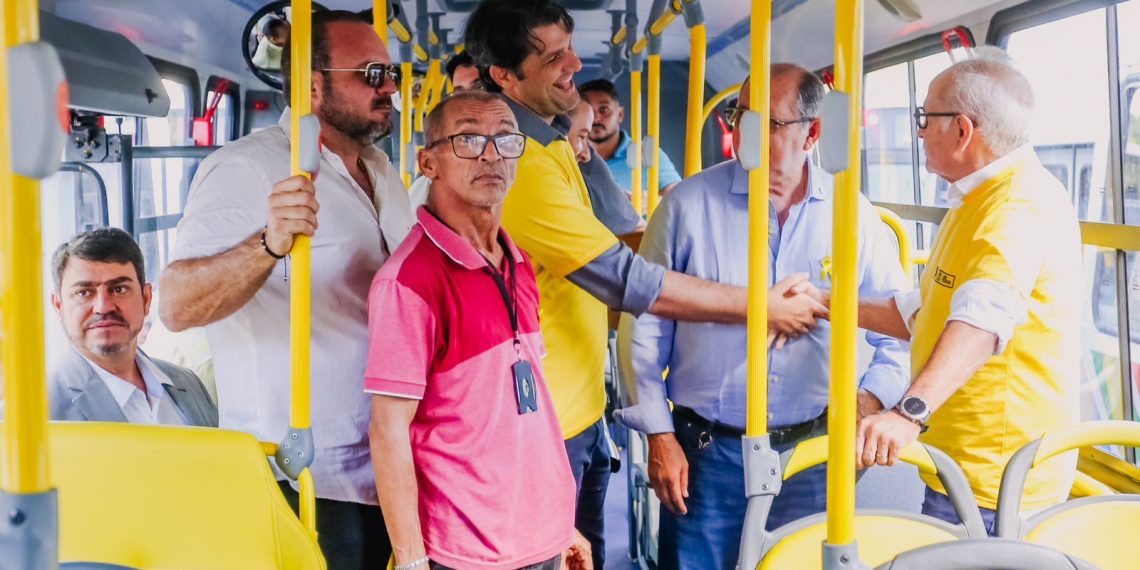 Maio Amarelo: Leo Bezerra entrega ônibus e destaca ações da PMJP em prol do transporte público 