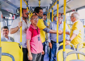 Maio Amarelo: Leo Bezerra entrega ônibus e destaca ações da PMJP em prol do transporte público 