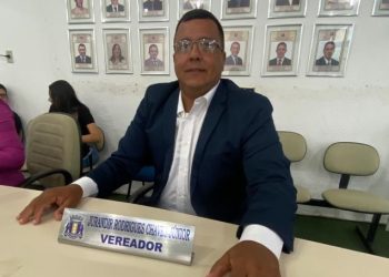 “Traído por Dedé Romão”, vereador de Pedras de Fogo anuncia apoio a Ba Barros; veja vídeo