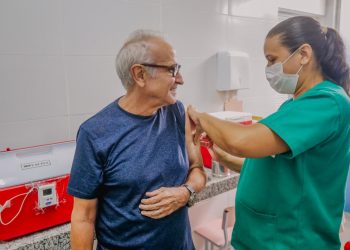 Cícero Lucena acompanha Dia D de Multivacinação na Rede Municipal de Saúde