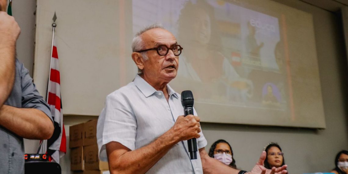 Prefeito entrega 200 kits com Chromebooks para novos professores da Rede Municipal