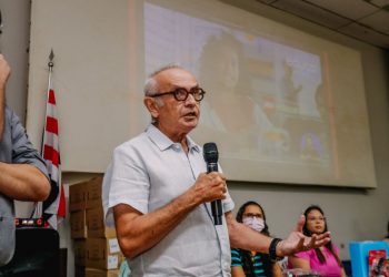 Prefeito entrega 200 kits com Chromebooks para novos professores da Rede Municipal