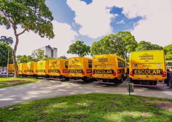 PMJP entrega 20 ônibus escolares e Leo destaca ações da gestão em prol da educação