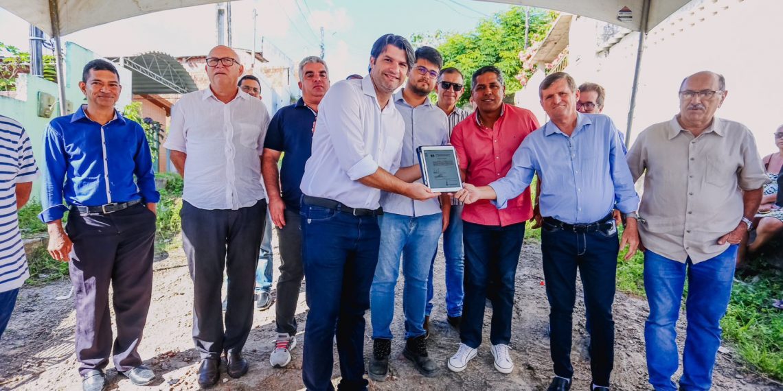 Leo Bezerra autoriza pavimentação em Oitizeiro e visita obras de drenagem do buracão