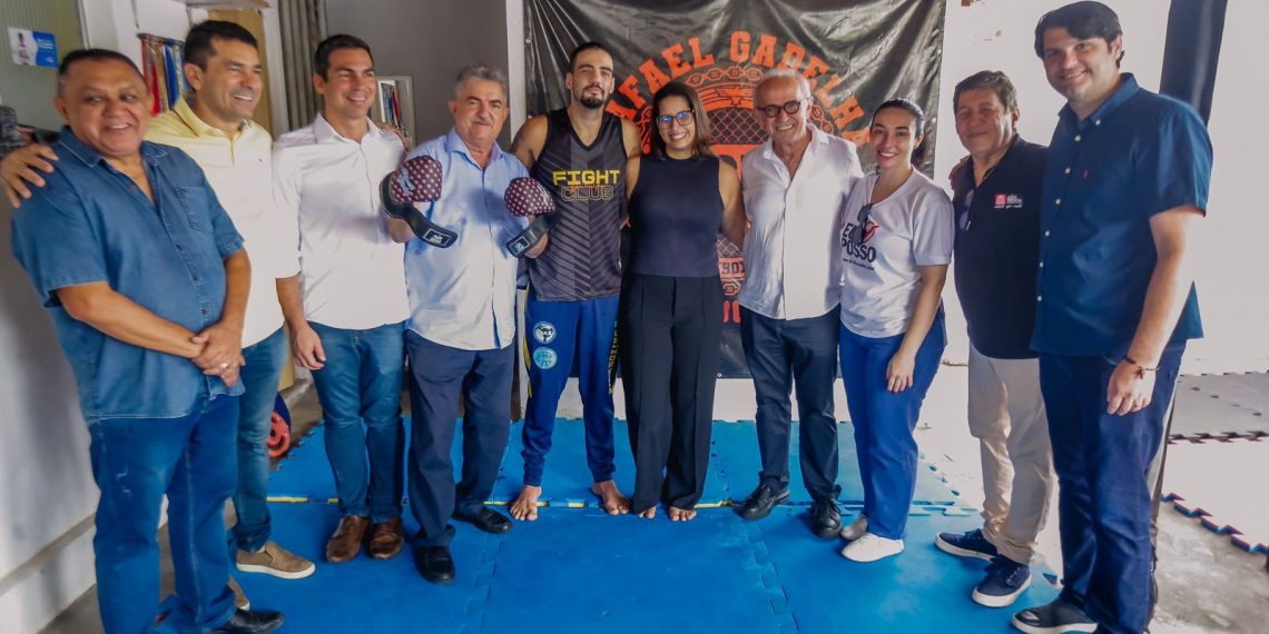 Prefeito entrega ruas pavimentadas e autoriza obras em mais 13 vias no bairro do Cristo