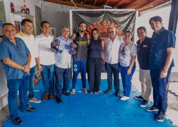 Prefeito entrega ruas pavimentadas e autoriza obras em mais 13 vias no bairro do Cristo