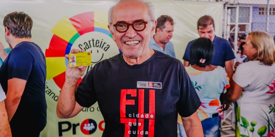 Cícero Lucena inicia entrega de 31 mil carteiras de estudante gratuitas para alunos da Rede Municipal