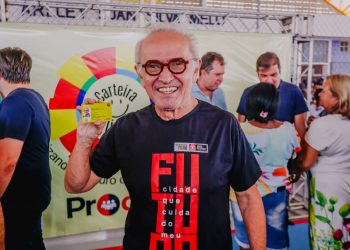 Cícero Lucena inicia entrega de 31 mil carteiras de estudante gratuitas para alunos da Rede Municipal