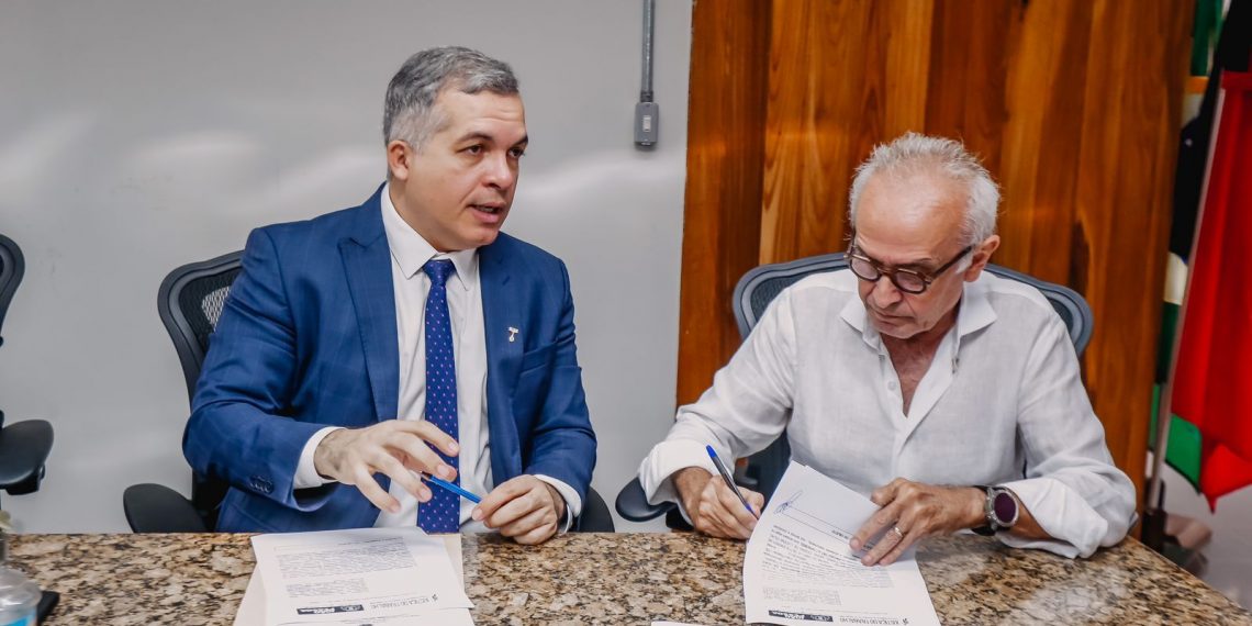 Cícero Lucena e presidente do TRT-13 assinam cooperação para implantação do Centro Integrado de Justiça Social