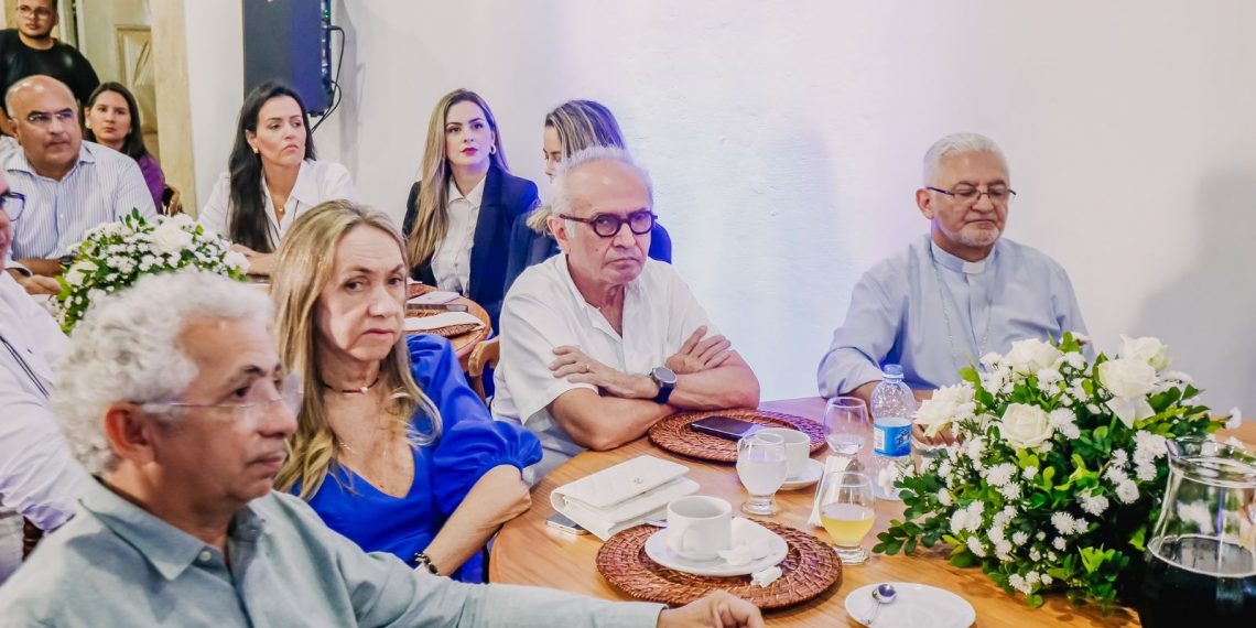 Prefeito anuncia doação de R$ 700 mil para o projeto de restauração do acervo do Centro Cultural São Francisco