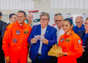 Prefeito participa de evento do Governo do Estado onde foram entregues aeronave e ambulâncias que vão transportar pacientes