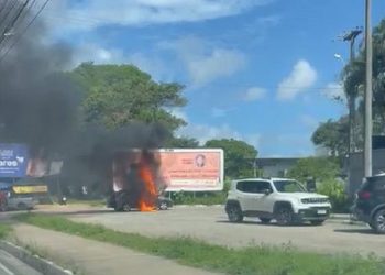 Carro pega fogo em estacionamento de casa de recepções no bairro do Altiplano, em João Pessoa