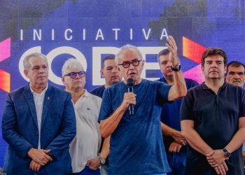 Prefeito participa de aula inaugural do programa Code, que vai ensinar programação a alunos da Rede Municipal