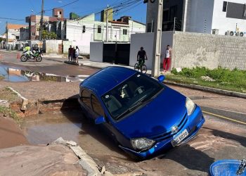Carro cai em cratera em avenida do bairro Bessa, em João Pessoa