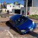 Carro cai em cratera em avenida do bairro Bessa, em João Pessoa