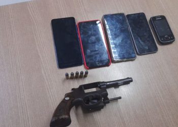 Casal é preso com celulares roubados e arma em bolsa de bebê