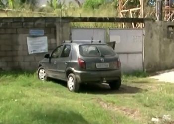 Dupla rouba carro e foge da PM em rua sem saída em Jacarapé