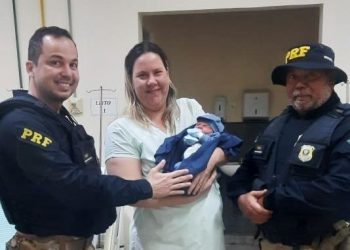 Agentes da PRF realizam parto dentro de carro na Paraíba