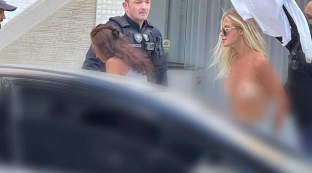 Loira de toples é detida enquanto passeava com cachorros