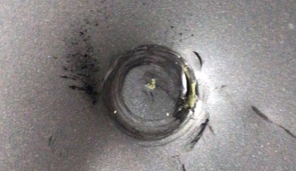 Objeto não identificado cai do céu, atinge carro, em Santos