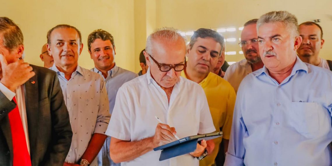 Cícero Lucena assina ordem de serviço para reestruturação do Mercado Público do Bessa