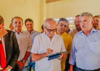 Cícero Lucena assina ordem de serviço para reestruturação do Mercado Público do Bessa