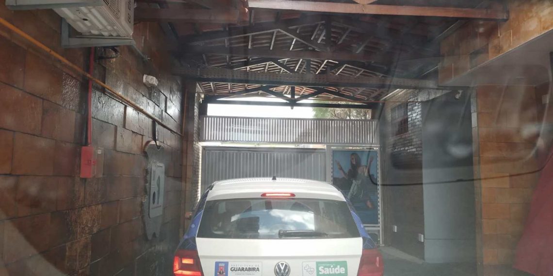 Carro da prefeitura de Guarabira é flagrado saindo de motel em João Pessoa