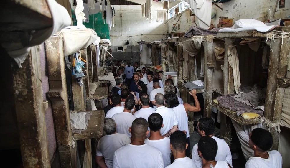 Projeto do Governo prevê TVs 4K, óculos de realidade virtual e computadores para presos, no RJ