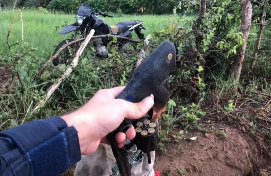 Suspeito de assalto é preso com arma e moto roubada, no Conde