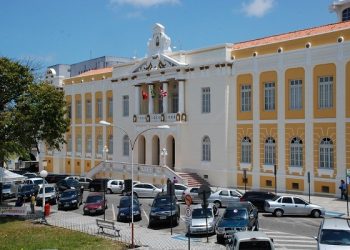 Mulher é condenada por queimar mãos do filho com colher quente por causa de R$ 2