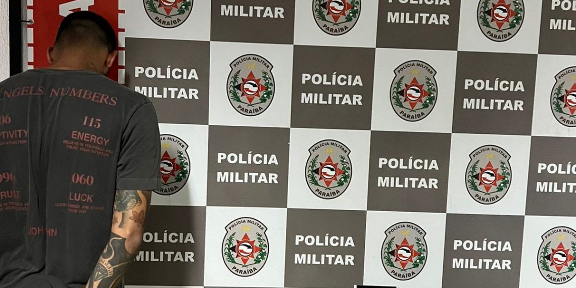 Polícia intercepta carro e prende suspeito de tráfico em João Pessoa