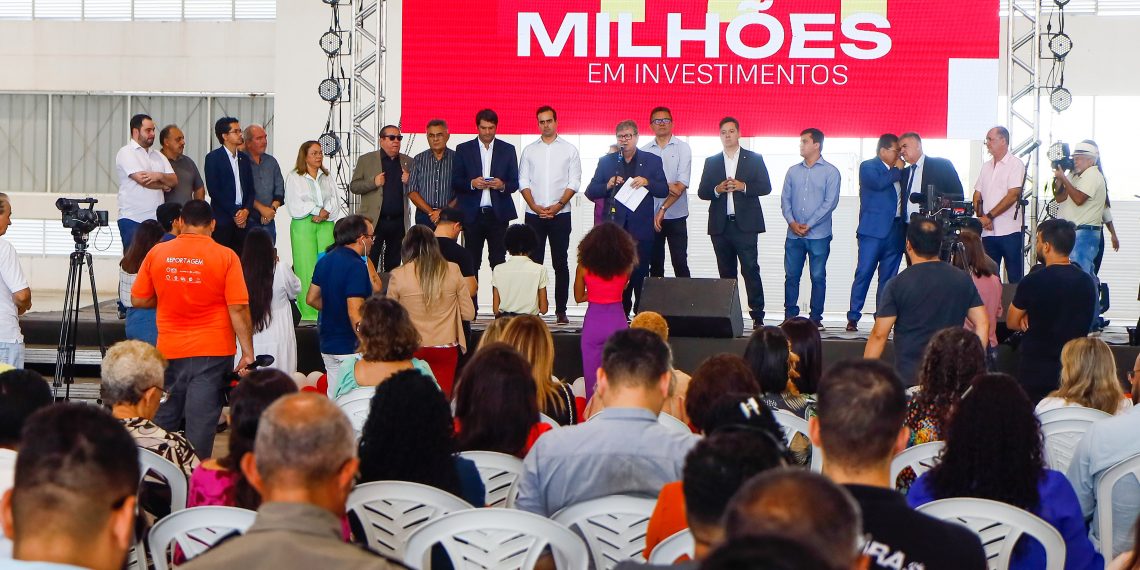 João Azevêdo entrega R$ 171 milhões em equipamentos para as escolas