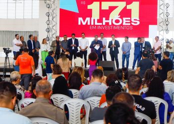 João Azevêdo entrega R$ 171 milhões em equipamentos para as escolas