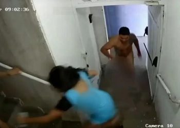 Em ataque de fúria, homem completamente nu invade prédio e esfaqueia duas pessoas