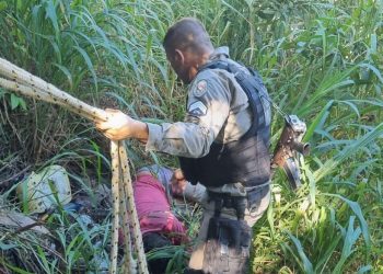 Homem é resgatado após cair em barreira na Avenida Beira Rio, em João Pessoa