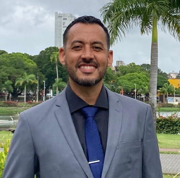 Carlos Guerra: o professor que ensina música e valores para a vida